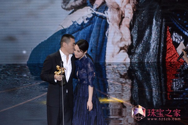 陈建斌今年有两部电影同时入围，凭《一个勺子》勇夺最佳男主角和最佳新导演奖，并同时以《军中乐园》获得最佳男配角奖