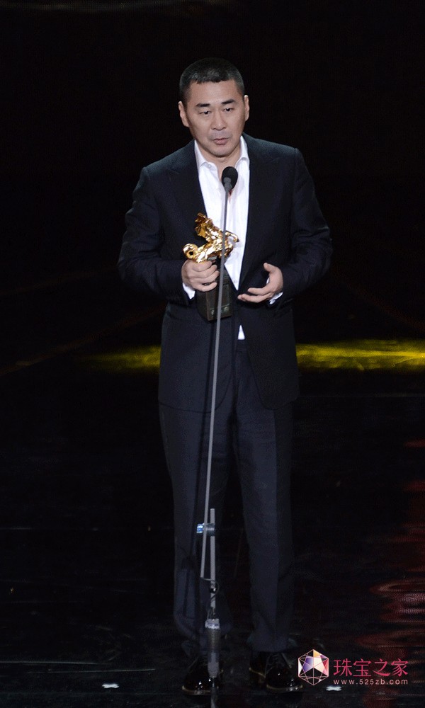 陈建斌今年有两部电影同时入围，凭《一个勺子》勇夺最佳男主角和最佳新导演奖，并同时以《军中乐园》获得最佳男配角奖，破天荒一举夺得三个大奖