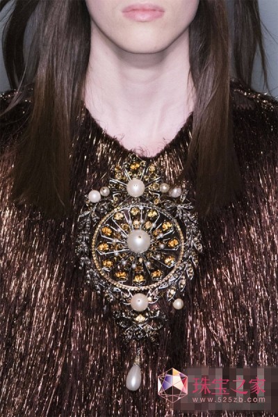 Givenchy的大号项链，既充当了服饰的一部分又增加了璀璨度