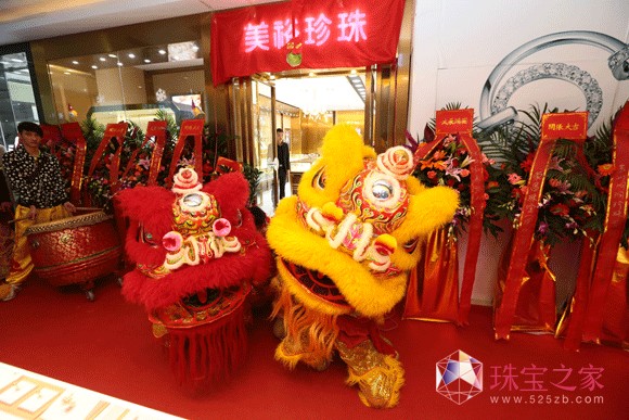 中国民间传统舞狮团队献艺