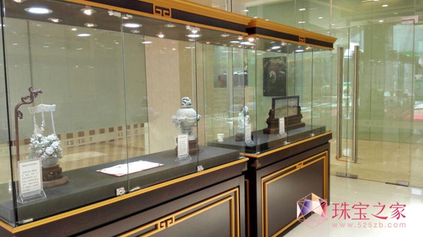 2015年4月16日至5月16日，2015东贸珠宝城首届国家级玉器雕刻大师作品展在北京东贸珠宝城如期举行。展览内容有“国家级玉器雕刻大师作品展”、“珠宝拍卖会”和“东贸珠宝城缅甸翡翠精品展”。5