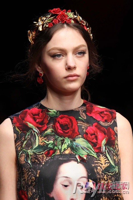 Dolce & Gabbana的珍珠发箍、首饰花朵发箍美轮美奂，精美得仿若艺术品。