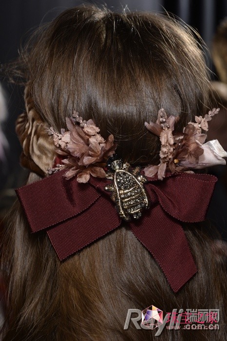 Gucci的发带设计精致，花丛中的蜂鸟装饰，栩栩如生。