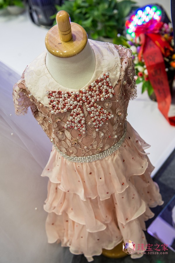 运用水莲红平底石和镶嵌的珍珠半宝石的女孩礼服展示，腰带运用珍珠半宝石钻石带