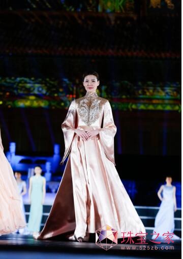 中国风系列高级钻石珠宝秀 首演在北京故宫太庙广场