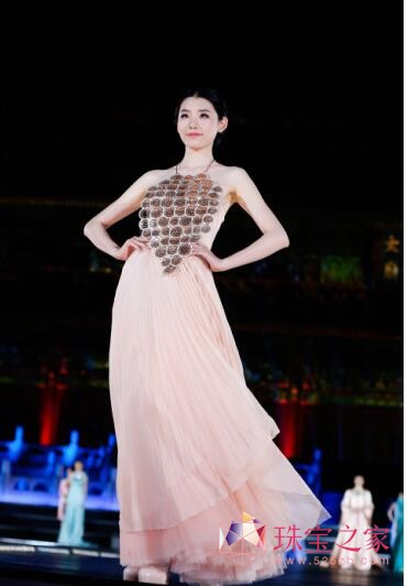 中国风系列高级钻石珠宝秀 首演在北京故宫太庙广场