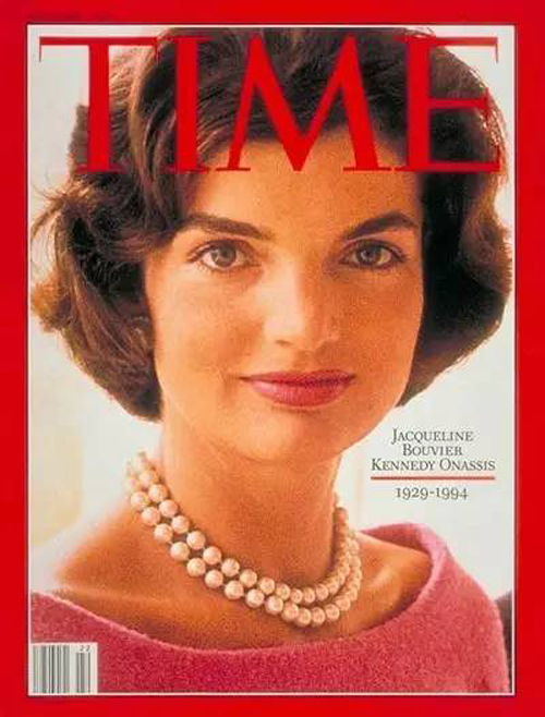 Jacqueline Kennedy戴着珍珠项链登上《时代周刊》封面