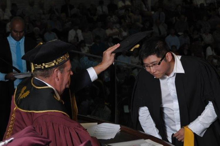 历峰集团主席约翰·鲁伯特 (Johann Rupert)亲自授予赵寅初艺术学学士学位