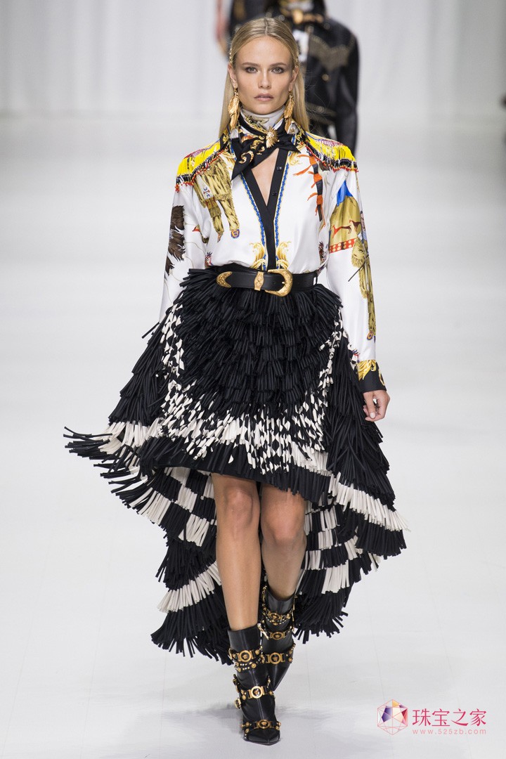 VERSACE ˼ ʦ  ʱװ ͼ Ԫ Ħ ͷ