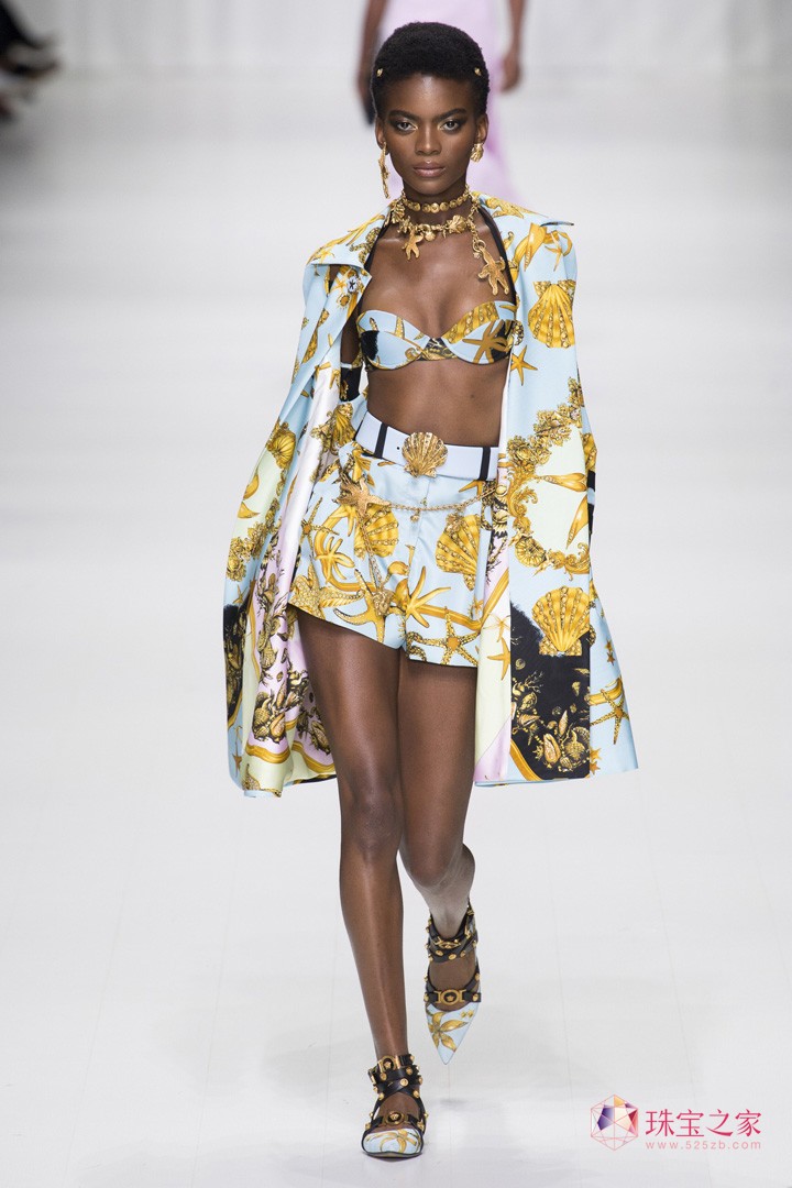 VERSACE ˼ ʦ  ʱװ ͼ Ԫ Ħ ͷ