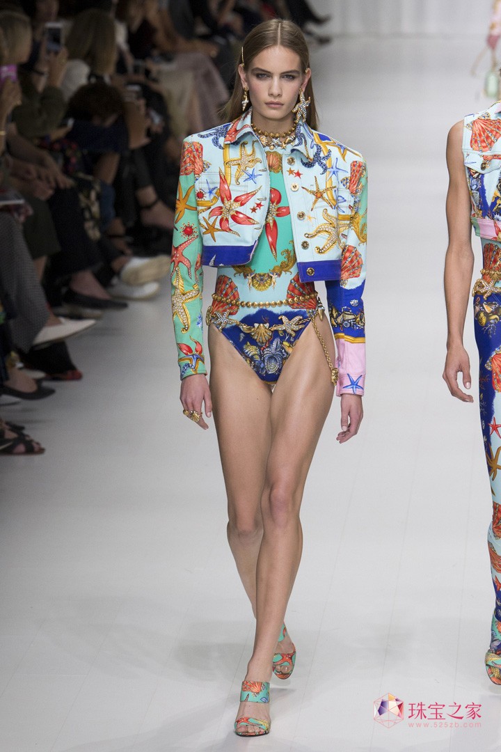VERSACE ˼ ʦ  ʱװ ͼ Ԫ Ħ ͷ