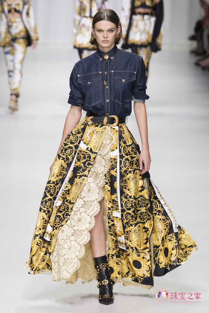 VERSACE ˼ ʦ  ʱװ ͼ Ԫ Ħ ͷ