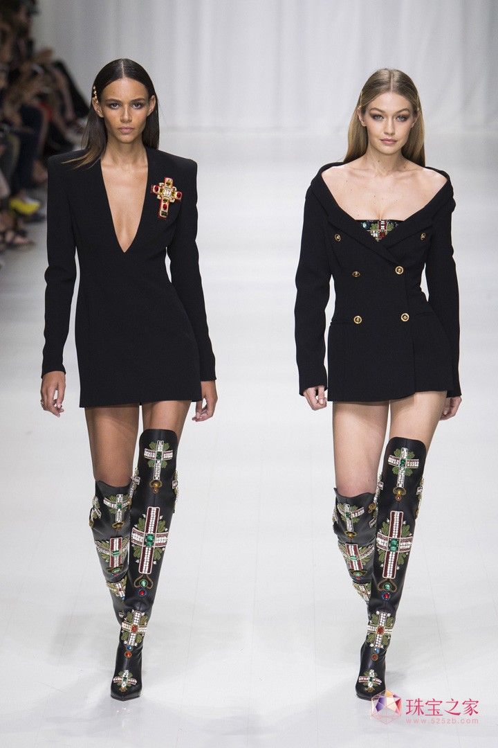VERSACE ˼ ʦ  ʱװ ͼ Ԫ Ħ ͷ