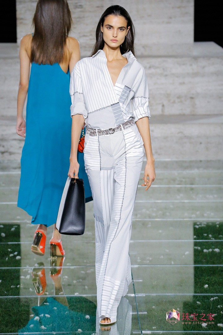 意大利奢侈品牌 Salvatore Ferragamo（菲拉格慕）于米兰时装周发布2018春夏系列时装秀，本季系列品牌把经典元素蟒纹融入到服装中，柔滑的绸缎面料，女性化的印花镂空都使这场秀优雅高贵