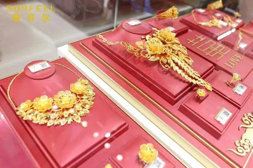 2019年11月14日，赛菲尔珠宝将带着全新一季大美中国风・万足金婚纱、“天工精制”奖获奖作品以及诸多全新系列珠宝精品亮相中国国际珠宝展，为你的寒冬增添一份璀璨之美。
